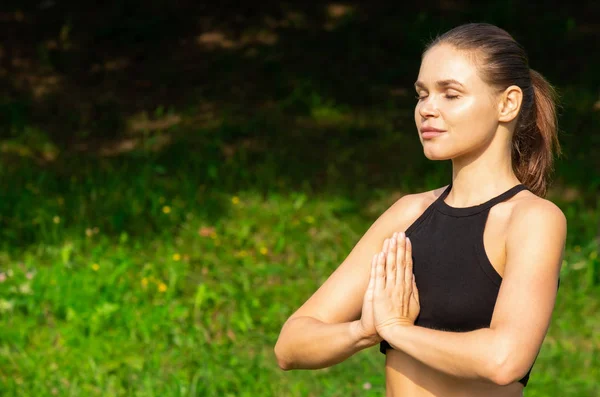 Mujer en un yoga, relajarse en el parque . Imagen De Stock