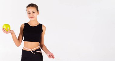 Beyaz arka plan üzerinde izole genç atletik kız.