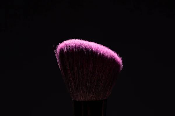 Pennello isolato con polvere su sfondo nero . — Foto Stock