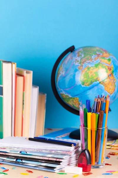 Kopya alanı tahta zemin üzerine okul malzemeleri.