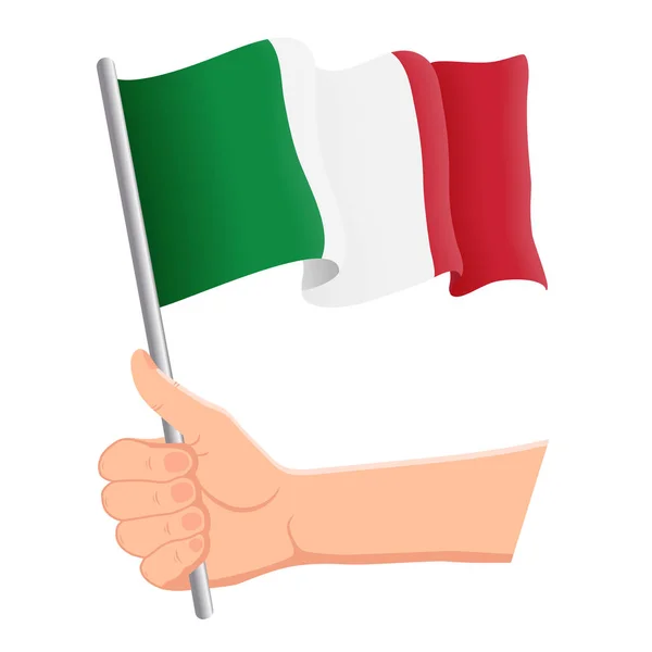 Mão segurando e agitando a bandeira nacional da Itália. Fãs, dia da independência, conceito patriótico. Ilustração vetorial — Vetor de Stock