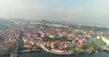 Prague Castle, hava üzerinde yukarıdan panoramik şehir, yukarıdan cityscape Prag, uçuş şehir, üstten görünüm, Charles Köprüsü, Vltava Nehri'nin üst görünümünü görüntüleyin