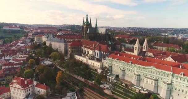 Panorama de Praga, aérea de la ciudad, vista desde arriba en el paisaje urbano de Praga, vuelo sobre la ciudad, Área Ciudad Vieja, Castillo de Praga y Río Moldava, República Checa, Praga — Vídeos de Stock