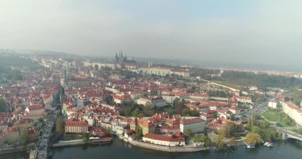 Vista panorâmica de cima sobre o Castelo de Praga, aérea da cidade, vista de cima sobre a paisagem urbana de Praga, voo sobre a cidade, vista superior, vista superior da Ponte Charles, Rio Vltava — Vídeo de Stock