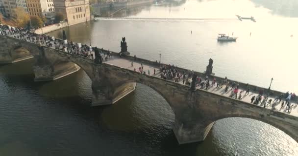 Prag, Flug über die Stadt, Draufsicht, Draufsicht über die Karlsbrücke, Moldau — Stockvideo