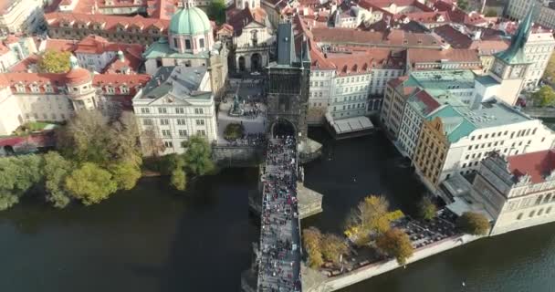 Yukarıdan panoramik kent Prag'ın ve Charles Köprüsü, Charles Köprüsü, Vltava Nehri, uçuş Charles Köprüsü üzerinde turistler için — Stok video