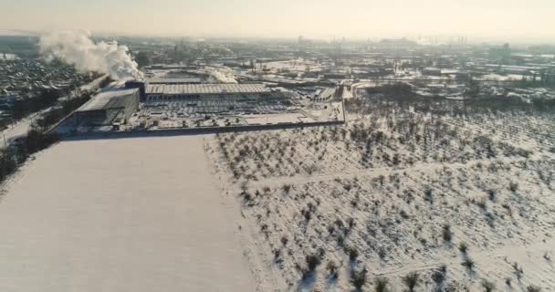 A construção de uma fábrica moderna vista aérea, uma grande construção de ferro, uma fábrica moderna vista aérea, construção de uma fábrica moderna ou armazém, moderno exterior industrial — Vídeo de Stock