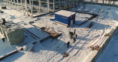 Bir modern fabrika veya bitki, sanayi bölgesi kış, panoramik görünümü hava inşaat. Karla kaplı alanda, yapısal çelik yapı, yeni bir ticari bina modern bitki