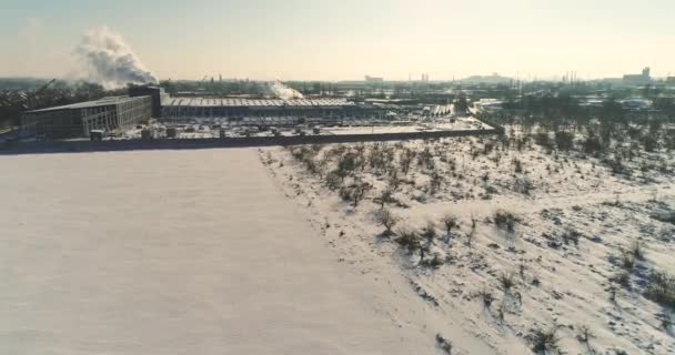 A construção de uma fábrica moderna vista aérea, uma grande construção de ferro, uma fábrica moderna vista aérea, construção de uma fábrica moderna ou armazém, moderno exterior industrial — Vídeo de Stock