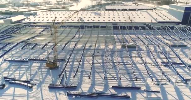 Der Bau einer modernen Fabrikluftsicht, einer großen Eisenkonstruktion, einer modernen Fabrikluftsicht, dem Bau einer modernen Fabrik oder Lagerhalle, einer modernen Industrieaußenseite — Stockvideo