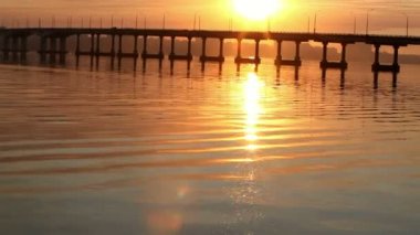 Oyun ve eski reel kayıt cihazı, eski bul kaset çalar, kaset teybi geri sar bobinler üzerinde plak çalar içinde bükülmüş