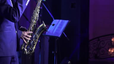Saksafon performans müzik grubu, saksafon, saksafon, sahne performansı ile erkekler, Grup