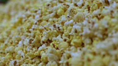 Tuzlu ve tuzsuz Mısır patlamış mısır dokusuna makro çekim