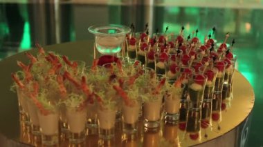 Büfe masa Snacks, kanepeler peynir sebze et ve deniz ürünleri, deniz ürünleri aperatifler, gözlüklü yemek Ziyafet