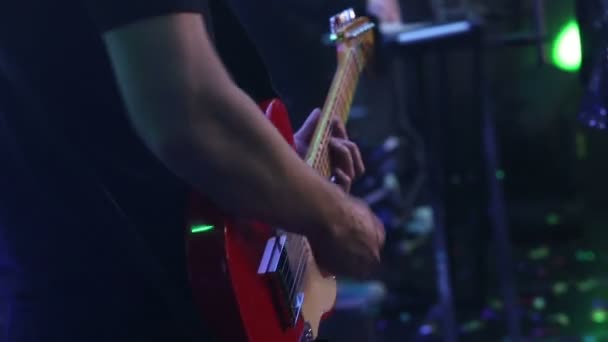 Gitarist bij een live concert, een man speelt de gitaar, een live performance, hij concert op het podium, de muzikale groep — Stockvideo