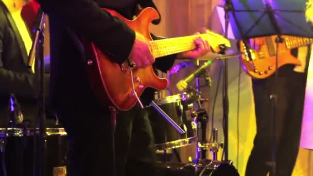 Chitarrista ad un concerto dal vivo, un uomo suona la chitarra, una performance dal vivo, si esibisce sul palco, il gruppo musicale — Video Stock