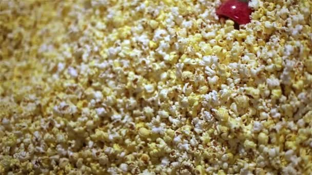 Egy csomó popcorn egy helyen. Popokorn friss pattogatott kukorica a moziban mezőbe. Élelmiszer-a mozi, nem hasznos élelmiszerek. — Stock videók