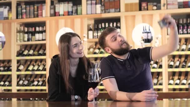 Pareja enamorada pasar tiempo en un café sentado y hacer selfie en un teléfono, Hermosa pareja joven está haciendo selfie, sonriendo — Vídeos de Stock