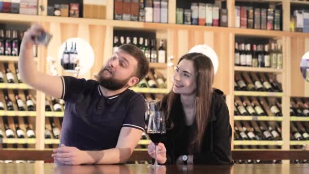 Par forelsket tilbringe tid i en cafe sidder og gøre selfie på en telefon, Smukke unge par laver selfie, smilende – Stock-video