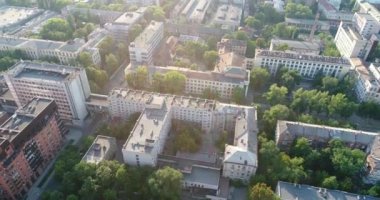 Eski şehrin en iyi görünümü arka plan üzerinde modern binalar