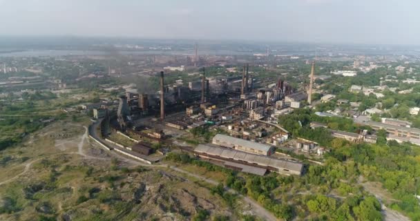 Zone industrielle vue de dessus, Vue sur l'objet industriel, Cour d'une usine, Fumée et feu, pollution de l'environnement — Video