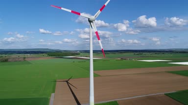 Rüzgar türbini, rüzgar jeneratörü bir görünümü manzaralar yeşil alanlar ve çayırlar etrafında, Rüzgar enerjisi tarımda arka plan üzerinde havadan görünümü