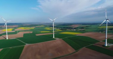Tarım alanlarından ve rüzgar jeneratörlerinden oluşan hava panoramaları elektrik üretiyor. Alternatif rüzgar enerjisi elde etmek için modern teknolojiler. Hava görünümü