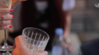 İnsanlar alkol bardak ve kadeh viski ile masada kutlamak. Bardak viski yakın çekim insanlarla elleri. Sığ derinlik-in tarla