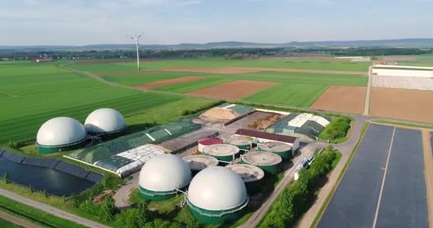 Άνεμος τουρμπίνα και την παραγωγή βιοαερίου εργοστάσιο στο πράσινο πεδίο, εναλλακτικές πηγές ενέργειας, ανανεώσιμες πηγές ενέργειας — Αρχείο Βίντεο