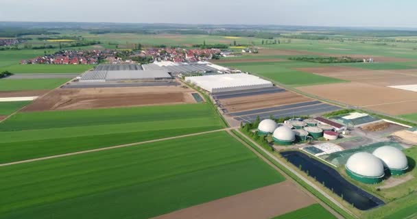 Kameran flygning över biogasanläggning från grisfarm. Förnybar energi från biomassa. Moderna jordbruk Europeiska unionen. Flygfoto, panoramautsikt från luften — Stockvideo