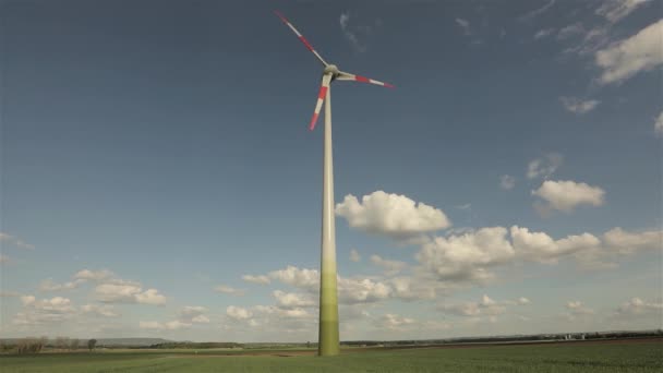 Větrná turbína close-up na pozadí mraků na obloze. Timelapse. Panoramma — Stock video