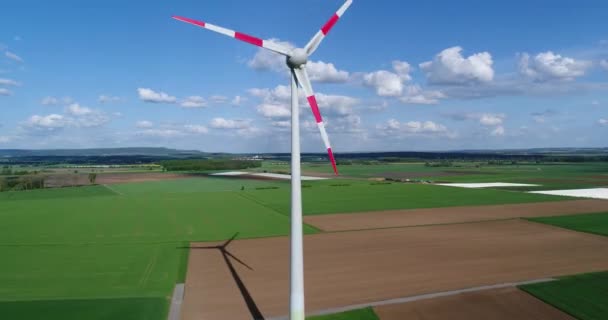 Vista aérea de la turbina eólica, Una vista del generador eólico en el fondo de panoramas de campos verdes y prados, alrededor, energía eólica en la agricultura — Vídeos de Stock