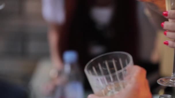 アルコールのグラスとウイスキーのグラスを持つ人々 テーブルで祝います クローズ アップ ウイスキーのグラスを持つ人々 浅い被写し界深度 — ストック動画