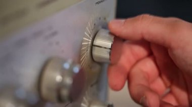 Oyun ve eski reel kayıt cihazı, eski bul kaset çalar, kaset teybi geri sar bobinler üzerinde plak çalar içinde bükülmüş