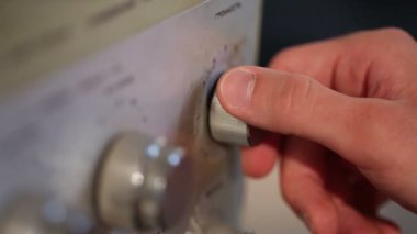 Oyun ve eski reel kayıt cihazı, eski bul kaset çalar, kaset teybi geri sar bobinler üzerinde plak çalar içinde bükülmüş