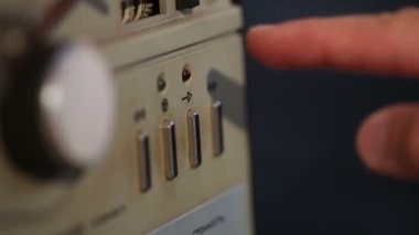 Oyun ve eski reel kayıt cihazı, eski bul kaset çalar, kaset teybi geri sar bobinler üzerinde plak çalar içinde bükülmüş
