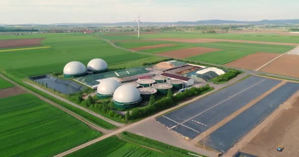 Fotoaparát letu nad bioplynu z prasečí farmu. Obnovitelné zdroje energie z biomasy. Moderní zemědělství Evropské unie. Letecký pohled, panoramatický pohled ze vzduchu — Stock video
