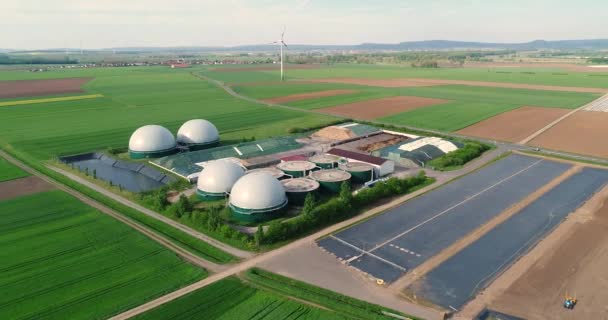 Voo de câmara sobre a fábrica de biogás da quinta de porcos. Energia renovável a partir da biomassa. Agricultura moderna União Europeia. vista aérea, vista panorâmica do ar — Vídeo de Stock