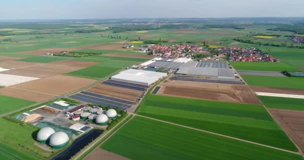 Luftbild der Biogasanlage. der landwirtschaftliche und Gewächshauskomplex ist mit eigenem Biogas zur Produktion von Biogas ausgestattet, — Stockvideo