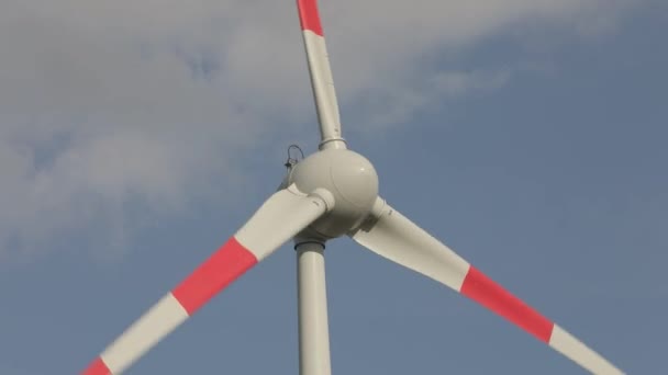 Wind turbine close-up against the background of clouds floating in the sky. Rotation of large wind turbine blades — Stock Video