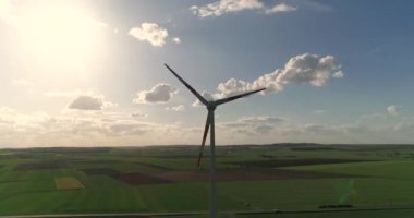 Bir rüzgar jeneratörü bir günbatımı, akşam gün batımını, hava bir quadrocopter, yukarıdan görünüm, vadi panorama görüş arka plan üzerinde bir rüzgar jeneratörü arka planı
