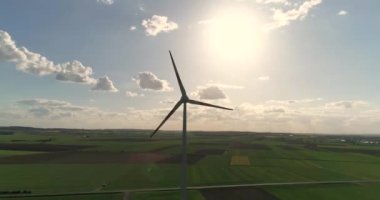 Bir rüzgar jeneratörü bir günbatımı, akşam gün batımını, hava bir quadrocopter, yukarıdan görünüm, vadi panorama görüş arka plan üzerinde bir rüzgar jeneratörü arka planı