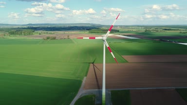 Rüzgar türbini, rüzgar jeneratörü bir görünümü manzaralar yeşil alanlar ve çayırlar etrafında, Rüzgar enerjisi tarımda arka plan üzerinde havadan görünümü