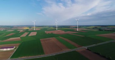 Tarım alanlarından ve rüzgar jeneratörlerinden oluşan hava panoramaları elektrik üretiyor. Alternatif rüzgar enerjisi elde etmek için modern teknolojiler. Hava görünümü