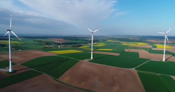 风电场站在绿色的田野上, 风力发电机在蓝天和漂浮的云层背景下, 欧洲, 德国, 巴伐利亚 — 图库视频影像