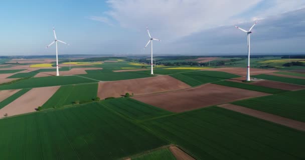 Parque eólico se encuentra en el campo verde, generador de energía eólica en el fondo del cielo azul y nubes flotantes, día soleado, Europa, Alemania, Baviera — Vídeo de stock