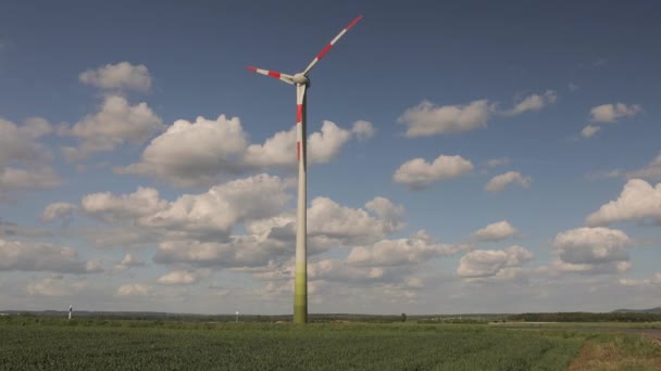 Rüzgar Çiftliği Rüzgar güç jeneratörü mavi gökyüzü ve kayan bulutlar, güneşli bir gün, Avrupa, Almanya, Bavyera arka plan üzerinde yeşil alanda standları — Stok video