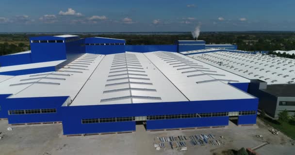 A construção de um edifício ou fábrica de produção moderna, o exterior de uma grande fábrica ou fábrica de produção moderna, exterior industrial, exterior de produção moderna — Vídeo de Stock