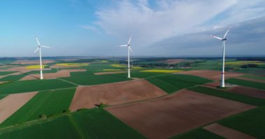 Tarım alanlarından ve rüzgar jeneratörlerinden oluşan hava panoramaları elektrik üretiyor. Alternatif rüzgar enerjisi elde etmek için modern teknolojiler. Hava görünümü
