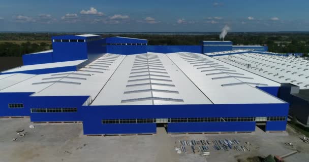 A construção de um edifício ou fábrica de produção moderna, o exterior de uma grande fábrica ou fábrica de produção moderna, exterior industrial, exterior de produção moderna — Vídeo de Stock